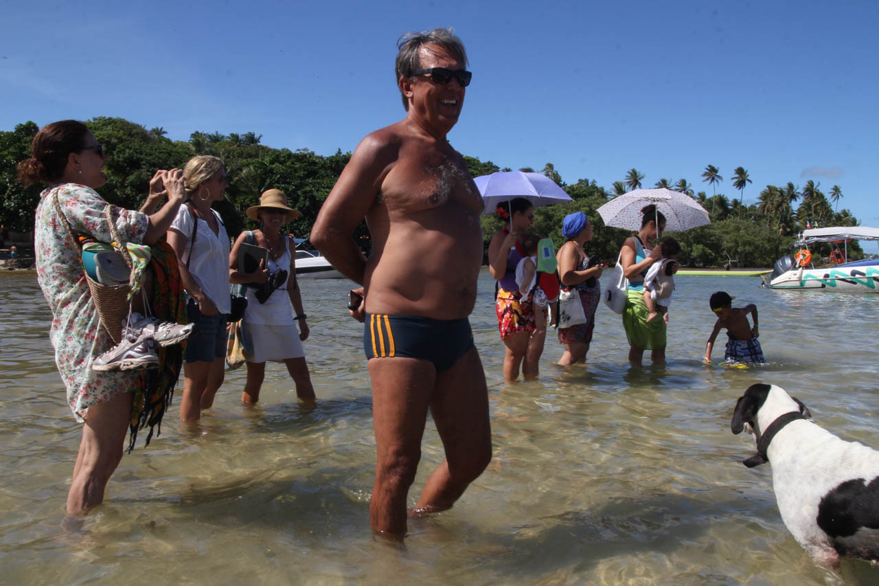 Turistas alegres en las playas de Moreré.